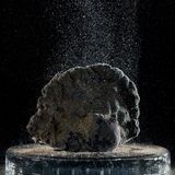 Forschende verdächtigen polymetallische Knollen, die sich über Jahrmillionen im pazifischen Ozean gebildet haben. 2024 maß ein Team überraschend hohe Konzentrationen des Gases am Grund der rohstoffreichen Clarion-Clipperton-Zone. Seither rätseln sie über den Ursprung des "dunklen Sauerstoffs". Durch Photosynthese kann er sich nicht bilden, denn kein Sonnenlicht dringt in solche Tiefen vor. Aber womöglich befeuern die Metallknollen seine chemische Entstehung: Bestandteile wie Kobalt und Mangan könnten die Spaltung von Wassermolekülen in Wasserstoff und Sauerstoff unterstützen.   Um der Sache auf den Grund zu gehen, will das Team unter der Leitung von Andrew K. Sweetman, Meeresboden-Ökologe der Scottish Association for Marine Science in Oban, Großbritannien, im Mai erneut eine Expedition wagen. Die Forschenden werden Proben entnehmen und nach ihrer Rückkehr die Bedingungen der Tiefsee im Labor nachstellen. Dabei setzen sie Aquarien wie dieses hier unter einen Druck von 400 Atmosphären. Sie wollen Mikroben und Mineralien mikroskopieren und kleinste Spannungsunterschiede messen, um Hinweise auf die mögliche Wasserspaltung zu erhaschen. Die Forschung ist wichtig, um das marine Ökosystem vor den Folgen des geplanten Tiefseebergbaus zu schützen, der es auf die Schwermetalle abgesehen hat  KW07