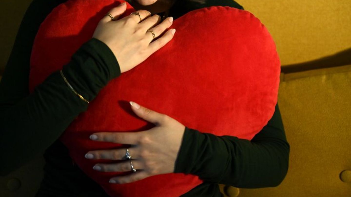 Lass dich drücken: Das rote Herz ist das Symbol der Liebe. (Archivbild) Foto: Elisa Schu/dpa