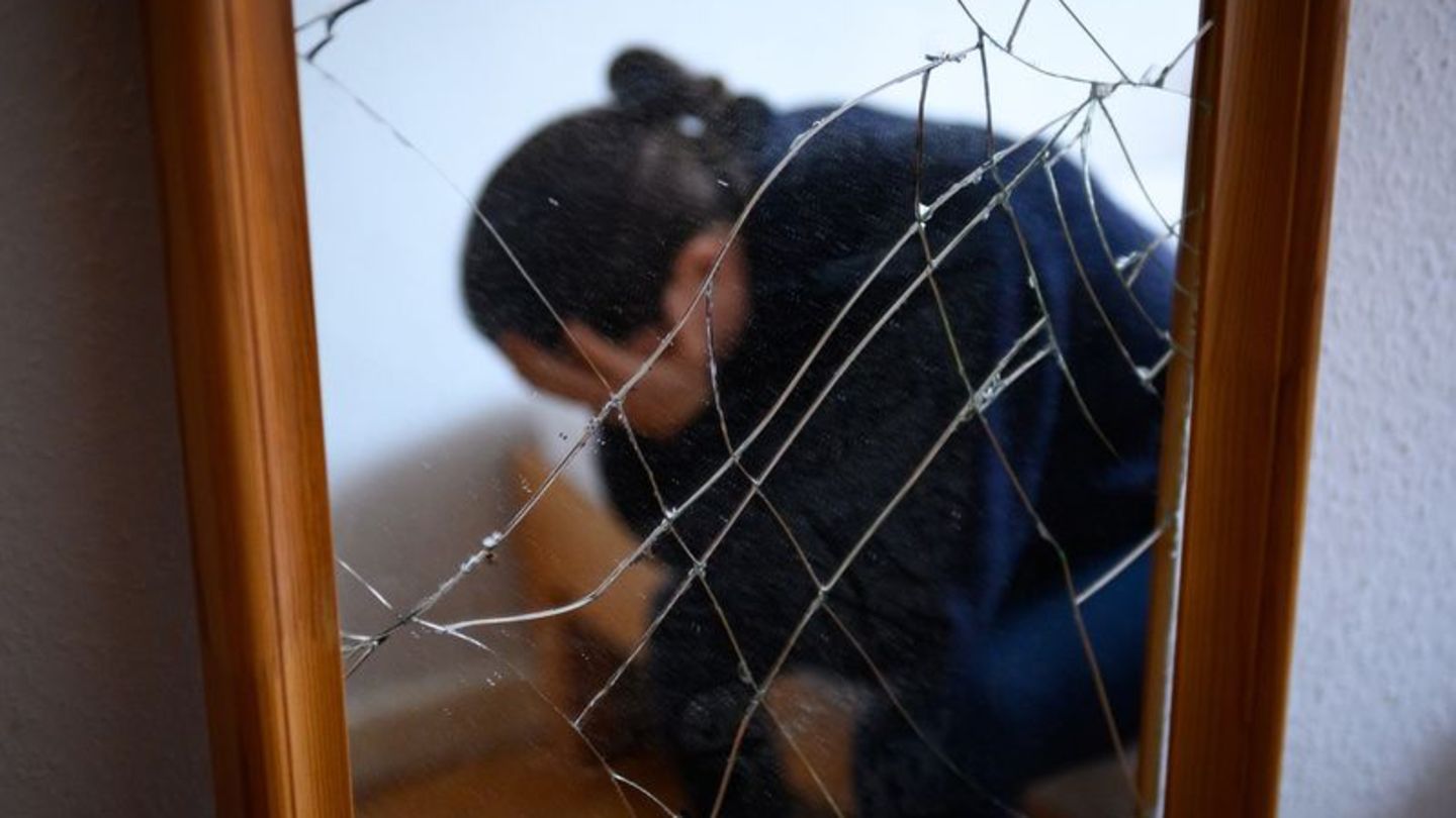 Frauen, die in gewaltvollen Beziehungen leben, tun sich oft schwer, den Partner zu verlassen - vor allem aufgrund von emotionale