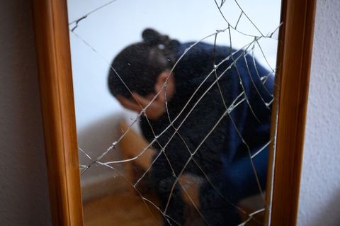 Frauen, die in gewaltvollen Beziehungen leben, tun sich oft schwer, den Partner zu verlassen - vor allem aufgrund von emotionale