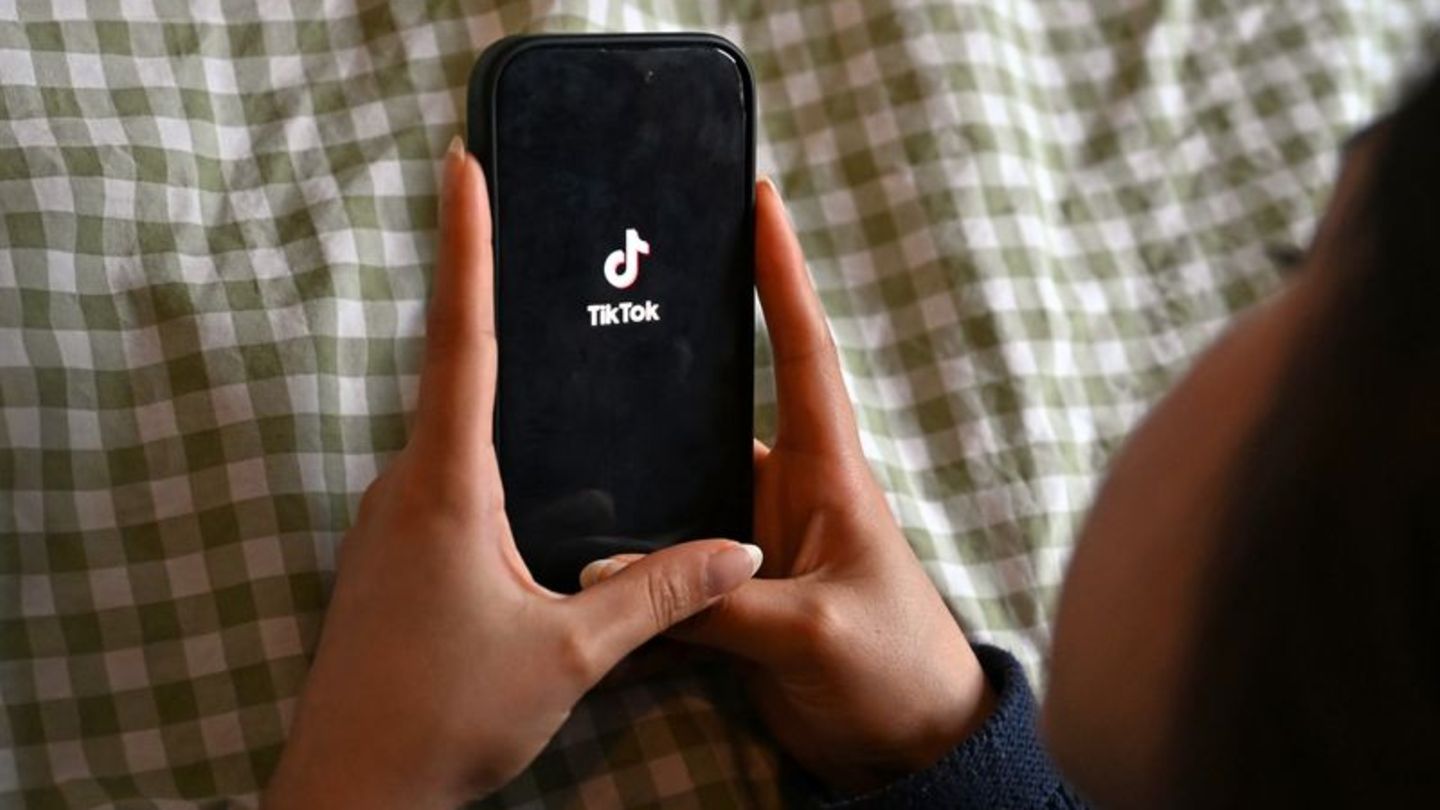 Die EU-Kommission hat sich die Online-Plattform Tiktok vorgeknöpft. Foto: Elisa Schu/dpa