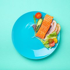 Intervallfasten ist einer neuen Übersichtsarbeit zufolge womöglich weniger effektiv als vielfach angenommen.