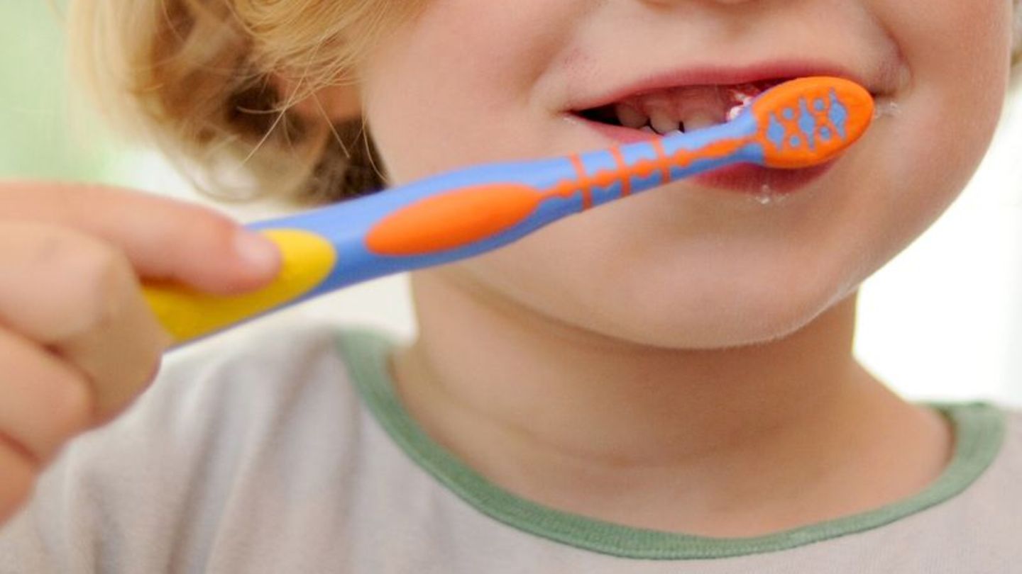 Schutz vor Karies: Kinderzahnpasten mit Fluorid härten den Zahnschmelz und beugen Schäden vor. Foto: Andreas Gebert/dpa/dpa-tmn