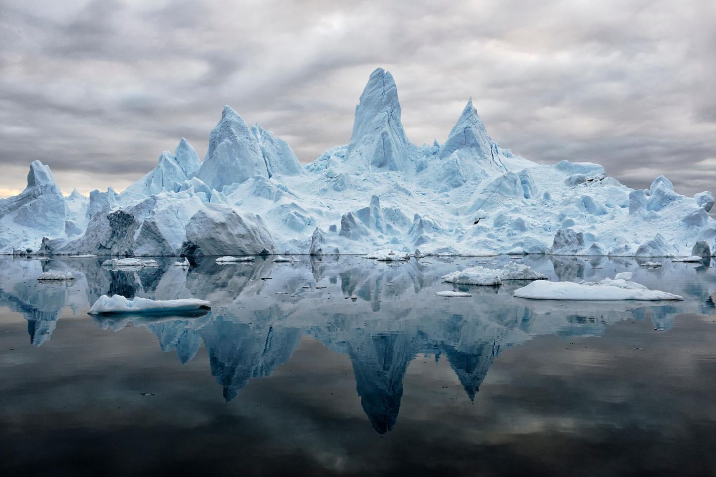 Den "grönländischen Mount Fitz Roy" nannte der Fotograf Stephan Fürnrohr diesen Koloss aus Eis – in Anlehnung an den gleichnamigen, spektakulär aufragenden Granit-Gipfel in Patagonien. Das Bild entstand im Frühsommer 2012 in der Diskobucht an der Westküste Grönlands.