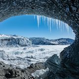 Perfekt gerahmt: der Blick aus einer Eishöhle im Russell-Gletscher, nahe Kangerlussuaq in Westgrönland. Der Eisriese ist, wie viele andere Gletscher, seit vielen Jahren auf dem Rückzug. Seine ursprüngliche Endmoräne erreicht er schon lange nicht mehr.