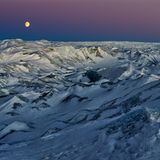 Beim Point 660 nahe Kangerlussuaq öffnet sich der Blick auf das unabsehbare Inlandeis. Ein unwirklicher Anblick, zumal im fahlen Licht des aufgehenden Mondes. Man stehe in solchen Momenten "vor der Frage, ob man noch auf der Erde weilt – oder sich längst auf einem fernen Eisplaneten jenseits der Grenzen unseres Sonnensystems verirrt hat", schreibt der Fotograf.