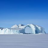 Der Uummannaq-Fjord an der Westküste Grönlands: Wenn im arktischen Herbst die Temperaturen unter den Gefrierpunkt fallen, werden treibende Eisberge an Ort und Stelle eingefroren. Ob der markante Bogen dieses Eisriesen den folgenden Sommer überleben wird?