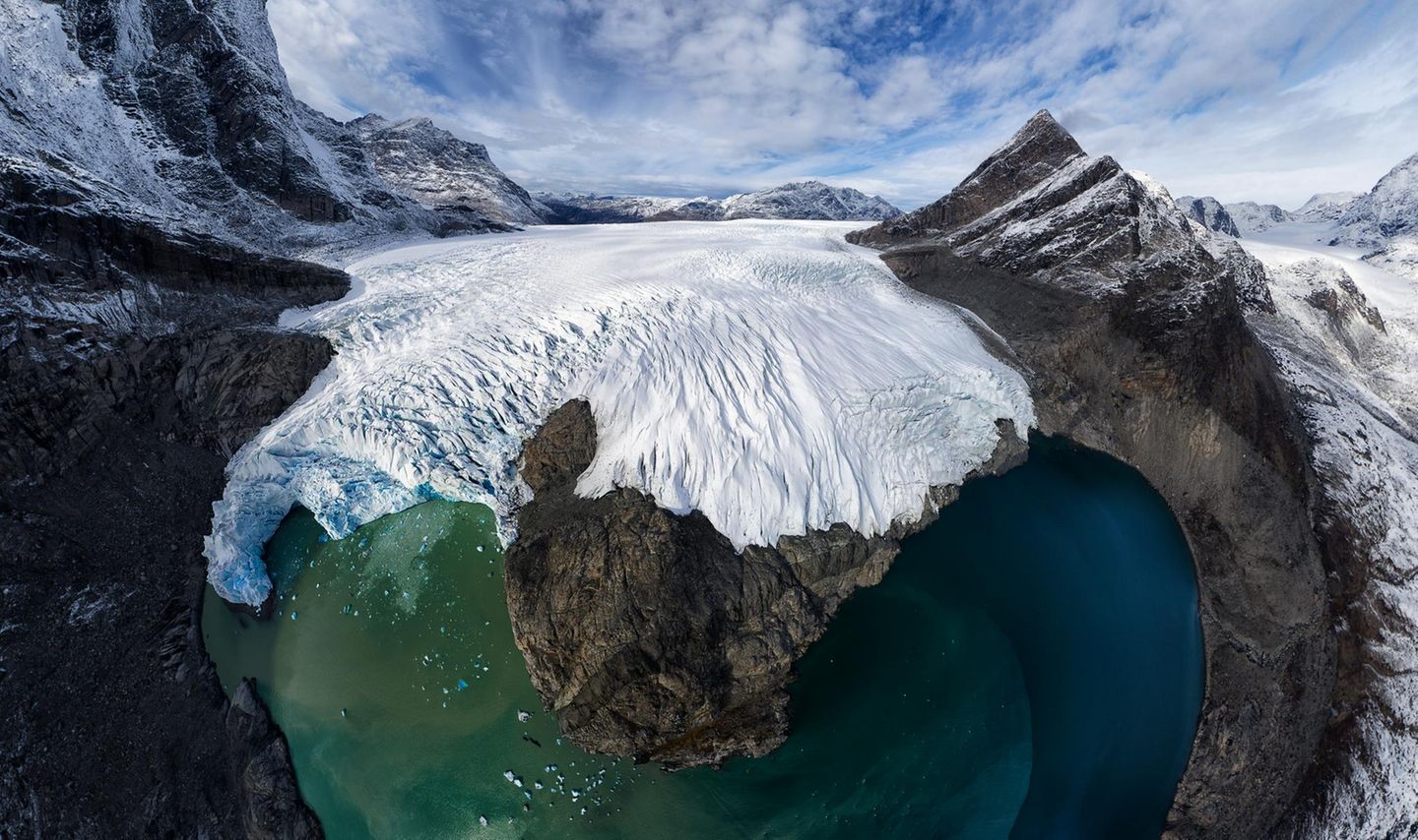 In den Ewigkeitsfjord an der Westküste Grönlands münden mehrere Gletscher, die direkt vom Inlandseis gespeist werden. Zu seiner Beliebtheit als Sightseeing-Spot trug auch der gleichnamige Bestseller des dänischen Schriftstellers Kim Leine bei. Auch wenn der Name die Fantasie beschäftigt: "Ewig" ist an diesem Fjord eigentlich nichts – und das Eis am allerwenigsten.