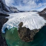 In den Ewigkeitsfjord an der Westküste Grönlands münden mehrere Gletscher, die direkt vom Inlandseis gespeist werden. Zu seiner Beliebtheit als Sightseeing-Spot trug auch der gleichnamige Bestseller des dänischen Schriftstellers Kim Leine bei. Auch wenn der Name die Fantasie beschäftigt: "Ewig" ist an diesem Fjord eigentlich nichts – und das Eis am allerwenigsten.