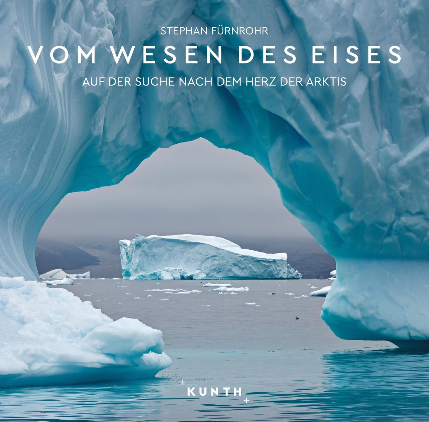 Als "arctic addicted", süchtig nach der Arktis, bezeichnet sich der Fotograf Stephan Fürnrohr selbst. Mehr als die Eisbären interessierte ihn schon immer der unerschöpfliche Farb- und Formenreichtum der Eisberge und -landschaften. Nach Grönland führten ihn mittlerweile 13 Reisen – von denen der Bildband "Vom Wesen des Eises", erschienen im Kunth-Verlag, eindrucksvoll Zeugnis ablegt. 