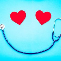 Illustration zweier Herzen mit einem Stethoskop