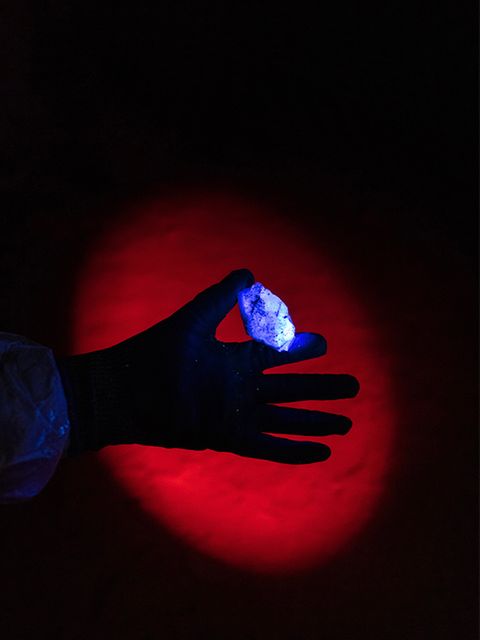 Ein junger Mann mit blauben Augen blickt in die Kamera. Er trägt einen gelben Helm