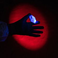 Ein junger Mann mit blauben Augen blickt in die Kamera. Er trägt einen gelben Helm