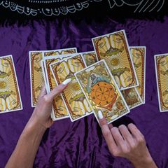 In seiner Arbeit "Knock on wood and cross your fingers" (auf deutsch etwa "Klopf auf Holz und drück die Daumen") hält der italienische Fotograf Alessandro Gandolfi abergläubische Alltagsgesten weltweit fest. Hier deutet die Kartenlegerin Francesca Burza auf einem Festival in Bibione Tarot. Solche Orakeltechniken dienen der Entscheidungsfindung, weil sie dabei helfen, Gedanken zu sortieren und verborgene Erwartungen sichtbar zu machen
