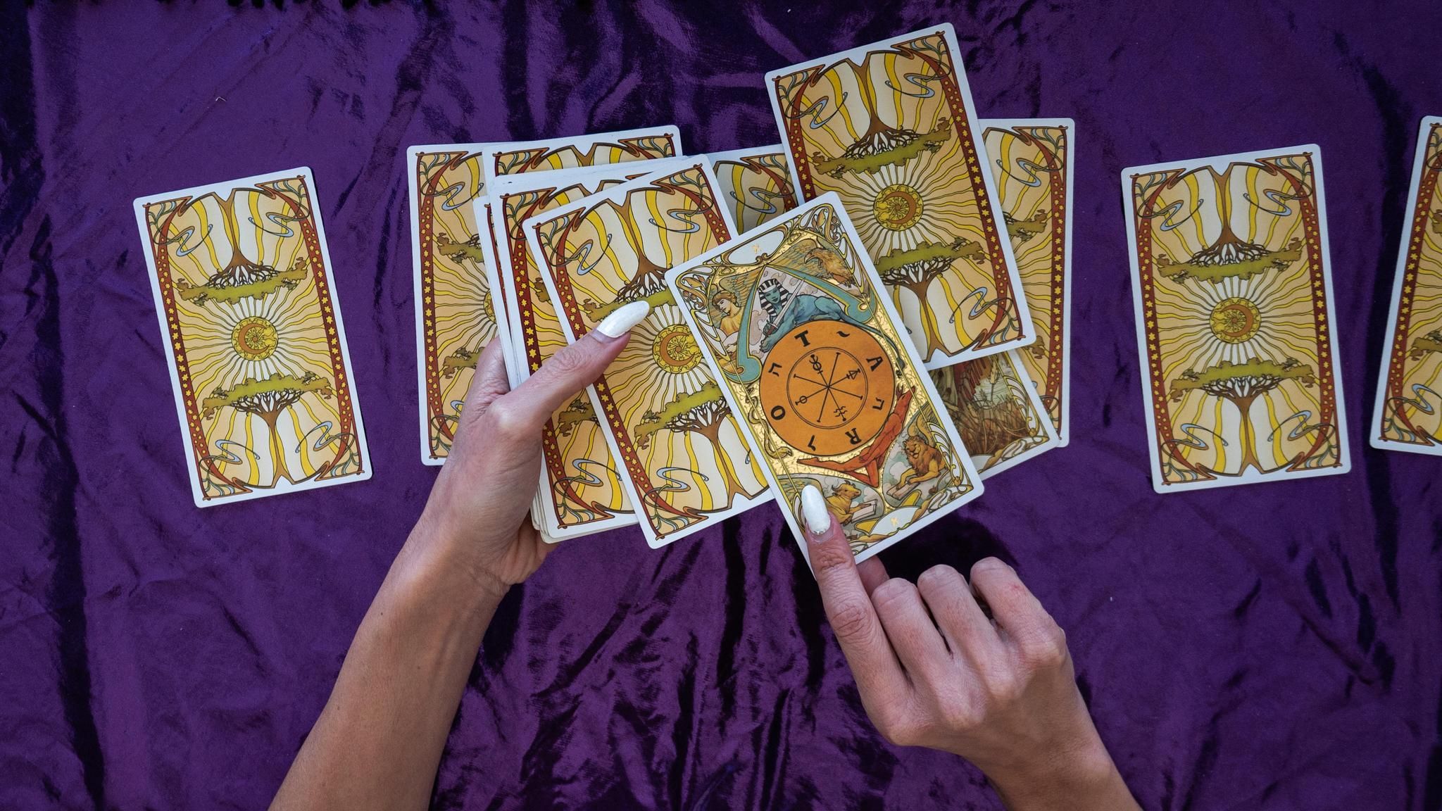 In seiner Arbeit "Knock on wood and cross your fingers" (auf deutsch etwa "Klopf auf Holz und drück die Daumen") hält der italienische Fotograf Alessandro Gandolfi abergläubische Alltagsgesten weltweit fest. Hier deutet die Kartenlegerin Francesca Burza auf einem Festival in Bibione Tarot. Solche Orakeltechniken dienen der Entscheidungsfindung, weil sie dabei helfen, Gedanken zu sortieren und verborgene Erwartungen sichtbar zu machen