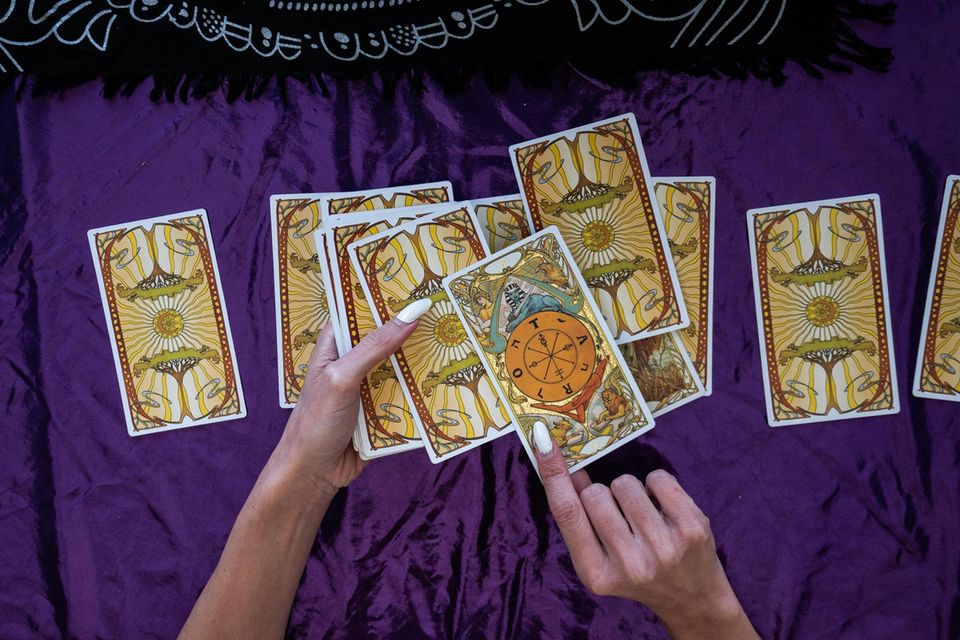 In seiner Arbeit "Knock on wood and cross your fingers" (auf deutsch etwa "Klopf auf Holz und drück die Daumen") hält der italienische Fotograf Alessandro Gandolfi abergläubische Alltagsgesten weltweit fest. Hier deutet die Kartenlegerin Francesca Burza auf einem Festival in Bibione Tarot. Solche Orakeltechniken dienen der Entscheidungsfindung, weil sie dabei helfen, Gedanken zu sortieren und verborgene Erwartungen sichtbar zu machen  1.5026