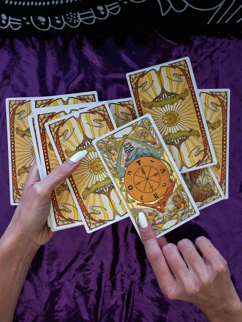 In seiner Arbeit "Knock on wood and cross your fingers" (auf deutsch etwa "Klopf auf Holz und drück die Daumen") hält der italienische Fotograf Alessandro Gandolfi abergläubische Alltagsgesten weltweit fest. Hier deutet die Kartenlegerin Francesca Burza auf einem Festival in Bibione Tarot. Solche Orakeltechniken dienen der Entscheidungsfindung, weil sie dabei helfen, Gedanken zu sortieren und verborgene Erwartungen sichtbar zu machen