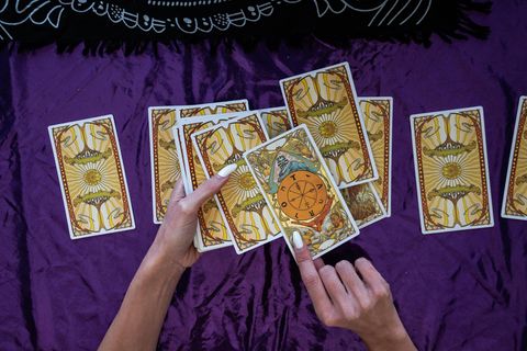 In seiner Arbeit "Knock on wood and cross your fingers" (auf deutsch etwa "Klopf auf Holz und drück die Daumen") hält der italienische Fotograf Alessandro Gandolfi abergläubische Alltagsgesten weltweit fest. Hier deutet die Kartenlegerin Francesca Burza auf einem Festival in Bibione Tarot. Solche Orakeltechniken dienen der Entscheidungsfindung, weil sie dabei helfen, Gedanken zu sortieren und verborgene Erwartungen sichtbar zu machen