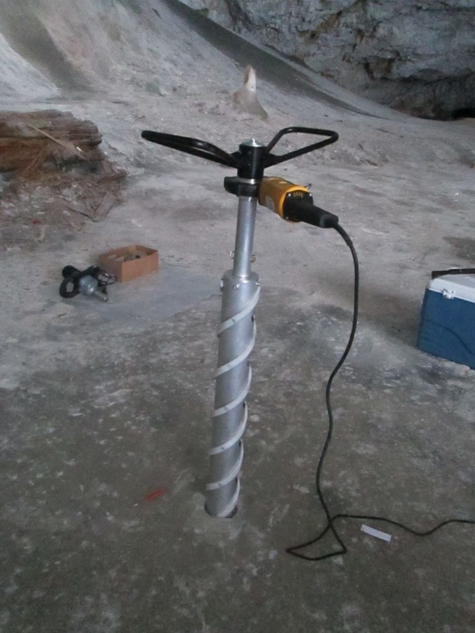 In der "Großen Halle" der Eishöhle entnahmen die Forschenden einen 25 Meter langen Eiskern