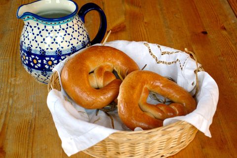 Zwei etwas dickere Fastenbrezeln liegen in einem Brotkorb