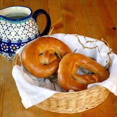 Zwei etwas dickere Fastenbrezeln liegen in einem Brotkorb