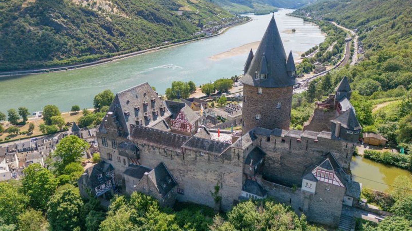 Mit Burgen und Festungen sind die Ufer des Rheins bebaut: Burg Stahleck bei Bacharach. Foto: Boris Roessler/dpa/dpa-tmn