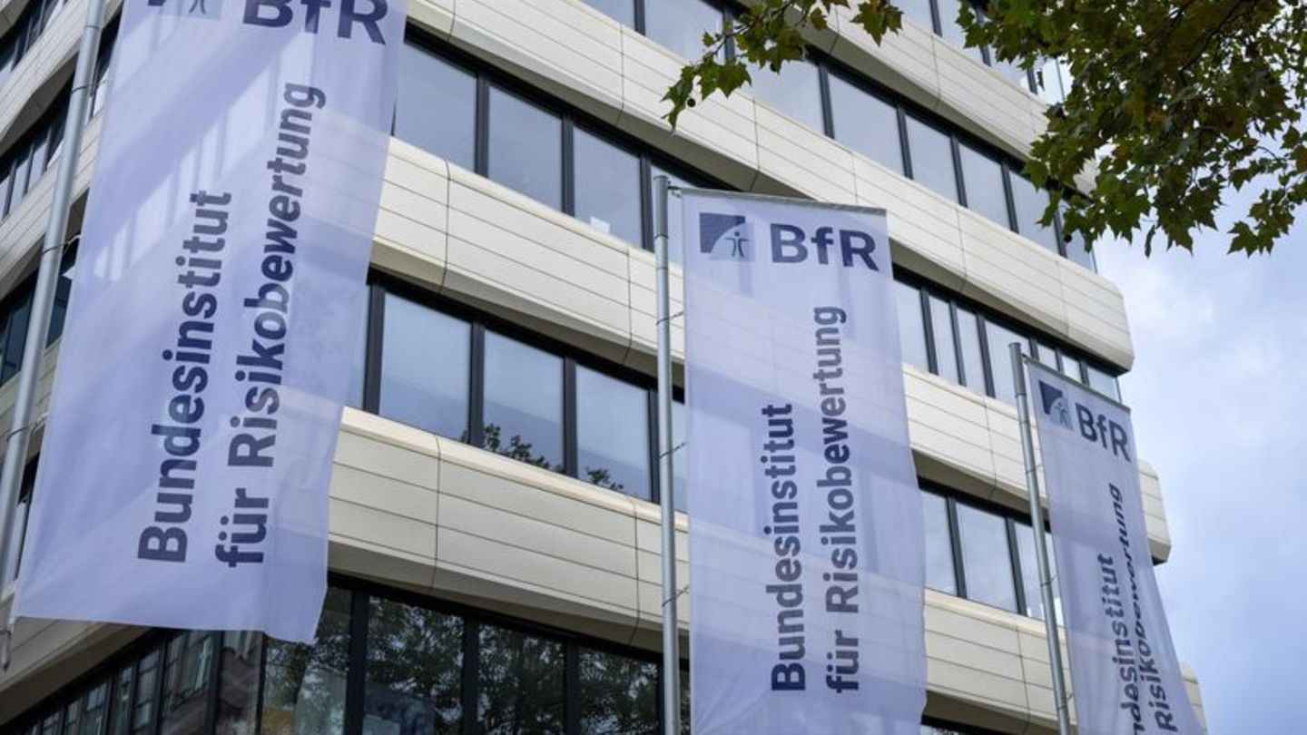 Das BfR sieht bei bestimmten Mandeldrinks ein mögliches Gesundheitsrisiko für Kinder. (Symbolbild) Foto: Monika Skolimowska/dpa