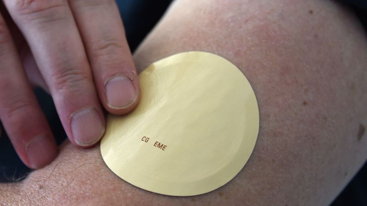 Präzise Dosierung: Wirkstoffpflaster geben Medikamente gleichmäßig über die Haut ins Blut ab. Foto: Marcus Brandt/dpa/dpa-tmn