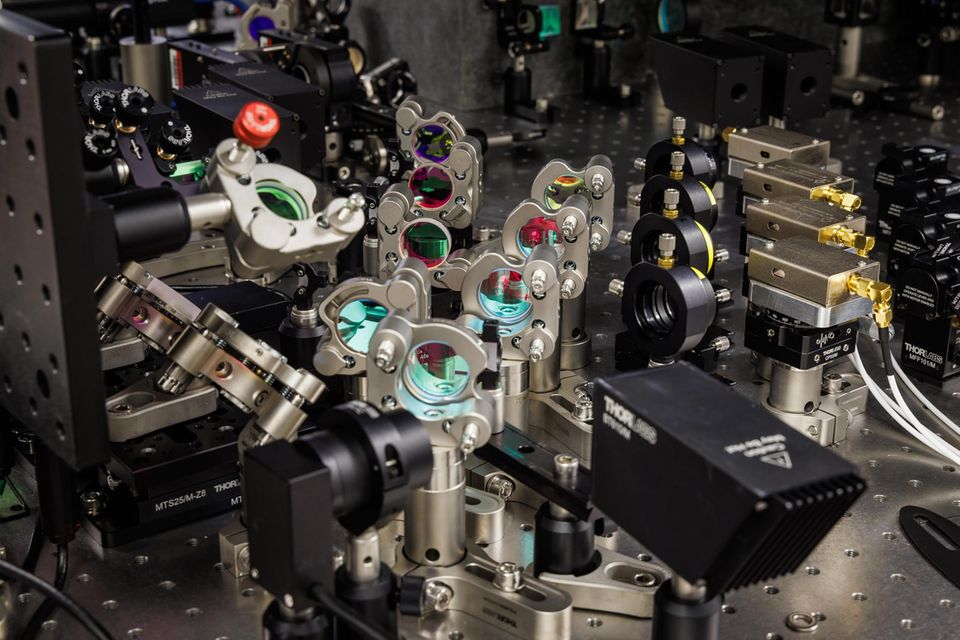 Ein Femtosekundenlaser kann bis zu 25,6 Millionen Bit pro Sekunde ins Glas einschreiben. Für den Massenmarkt muss die Geschwindigkeit allerdings noch steigen