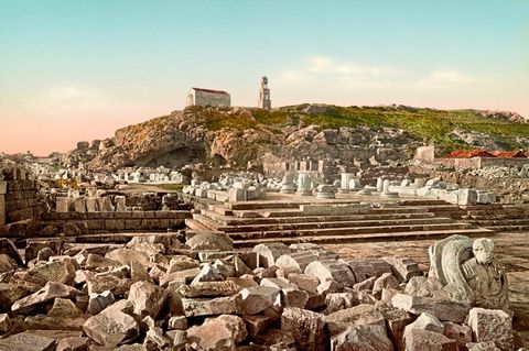 Landschaft mit Podesten, Treppen und Säulenresten eines antiken Tempels; koloriertes Foto, vermutlich 19. Jh.