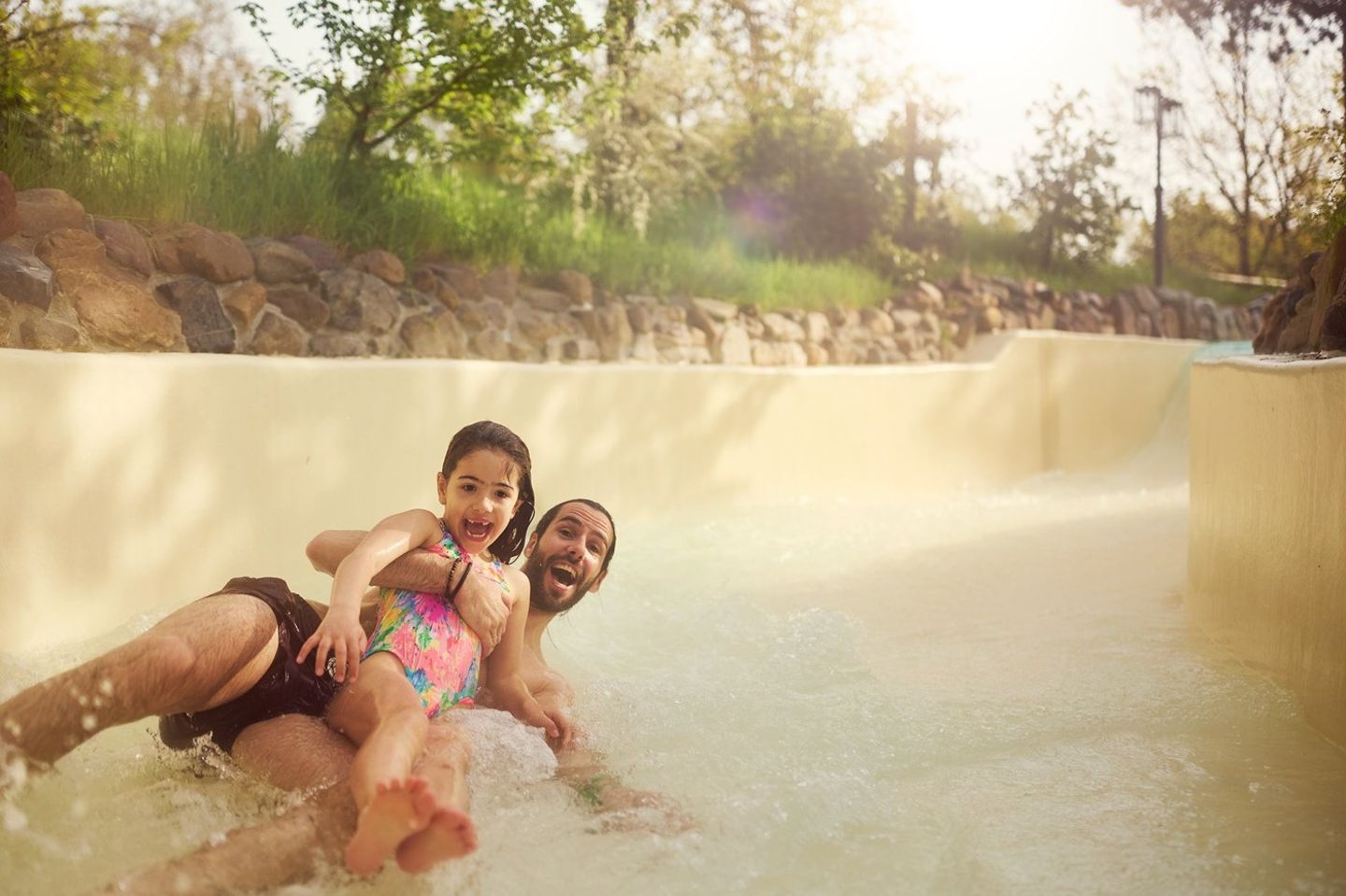 Ob beim Planschen in der Wasserwelt „Aqua Mundo“, beim Kanu- oder Tretbootfahren oder einfach mit den Füßen im See – Wasser spielt in den Center Parcs Parks eine zentrale Rolle. Familien entdecken hier ein vielseitiges Angebot, das Ruhe und Abenteuer verbindet. Und das Beste: Viele Aktivitäten sind im Preis enthalten, andere lassen sich flexibel ergänzen. So entsteht ein Familienurlaub, der mit jedem Tag mitwächst und ganz nach Lust und Laune gestaltet werden kann.