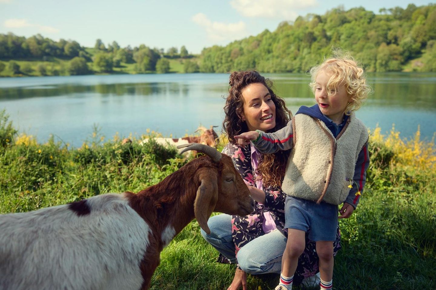 Wälder erkunden, Wasserrutschen testen, Tiere beobachten … In den Ferienparks von Center Parcs wartet jeden Tag ein neues Abenteuer. Viele Aktivitäten wie die Wasserwelt „Aqua Mundo“ oder Outdoor-Spielplätze sind inklusive und alle weiteren Erlebnisse lassen sich flexibel dazubuchen – auch Service-Extras sind individuell wählbar. So entsteht ein Urlaub, der zu den eigenen Bedürfnissen passt – für Familien, Paare, Freundesgruppen oder auch die Auszeit mit dem Hund.  