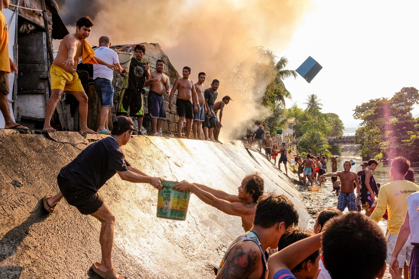 Ein Schwall Wasser löscht kein brennendes Heim. Aber eine Menschenkette, die unablässig Eimer um Eimer füllt, kann das Feuer besiegen. Das Siegerfoto von Seigfred Vince Teves zeigt eine spontane Rettungsaktion im philippinischen Verwaltungsbezirk Calindagan. Im Dorf steht ein Haus in Flammen. Die Menschen am Fluss reichen volle Eimer hinauf, die Menschenkette gibt sie weiter. Sind sie geleert, fliegen sie in hohem Bogen wieder den Abhang hinunter – bereit für eine neue Runde. Das Bild ist ein Lob der Gemeinschaft und des Zusammenhalts. Fühlen wir uns angesichts der Weltlage hilflos, sollten wir uns daran erinnern: Für die Menschen, die uns nah sind, macht unsere Unterstützung den entscheidenden Unterschied