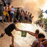 Ein Schwall Wasser löscht kein brennendes Heim. Aber eine Menschenkette, die unablässig Eimer um Eimer füllt, kann das Feuer besiegen. Das Siegerfoto von Seigfred Vince Teves zeigt eine spontane Rettungsaktion im philippinischen Verwaltungsbezirk Calindagan. Im Dorf steht ein Haus in Flammen. Die Menschen am Fluss reichen volle Eimer hinauf, die Menschenkette gibt sie weiter. Sind sie geleert, fliegen sie in hohem Bogen wieder den Abhang hinunter – bereit für eine neue Runde. Das Bild ist ein Lob der Gemeinschaft und des Zusammenhalts. Fühlen wir uns angesichts der Weltlage hilflos, sollten wir uns daran erinnern: Für die Menschen, die uns nah sind, macht unsere Unterstützung den entscheidenden Unterschied