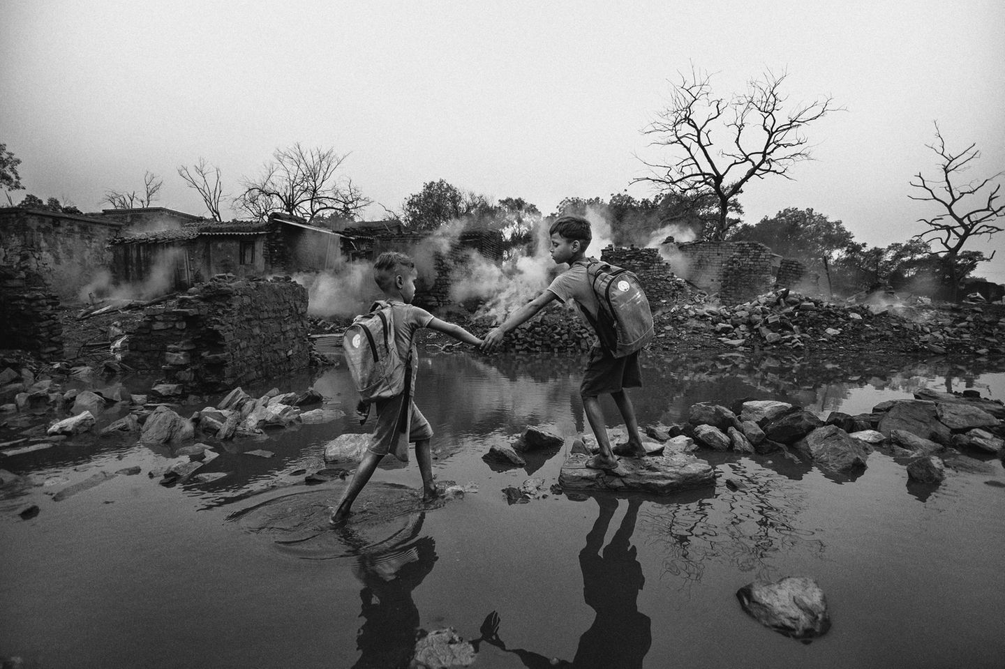Wir erfahren nicht, was in diesem indischen Dorf geschehen ist. Aber Fotograf Sourav Das zeigt uns die Zerstörung: Eingestürzte Mauern, abgestorbene Bäume, wabernde Rauchschwaden. Durch diese postapokalyptische Welt kämpfen sich zwei Jungen, Hand in Hand, als sei die Hölle nur ein Abschnitt auf ihrem Schulweg. "Die Welt um sie herum mag zerstört sein, aber ihr Instinkt, füreinander zu sorgen, bleibt ungebrochen", schreibt die Jury. "Dieser Moment erinnert uns daran, dass Güte nicht nur eine Geste ist, sondern eine Form des Überlebens." Sie heilt Wunden und gibt uns die Kraft, aus Ruinen eine neue, bessere Welt zu erschaffen