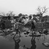 Wir erfahren nicht, was in diesem indischen Dorf geschehen ist. Aber Fotograf Sourav Das zeigt uns die Zerstörung: Eingestürzte Mauern, abgestorbene Bäume, wabernde Rauchschwaden. Durch diese postapokalyptische Welt kämpfen sich zwei Jungen, Hand in Hand, als sei die Hölle nur ein Abschnitt auf ihrem Schulweg. "Die Welt um sie herum mag zerstört sein, aber ihr Instinkt, füreinander zu sorgen, bleibt ungebrochen", schreibt die Jury. "Dieser Moment erinnert uns daran, dass Güte nicht nur eine Geste ist, sondern eine Form des Überlebens." Sie heilt Wunden und gibt uns die Kraft, aus Ruinen eine neue, bessere Welt zu erschaffen
