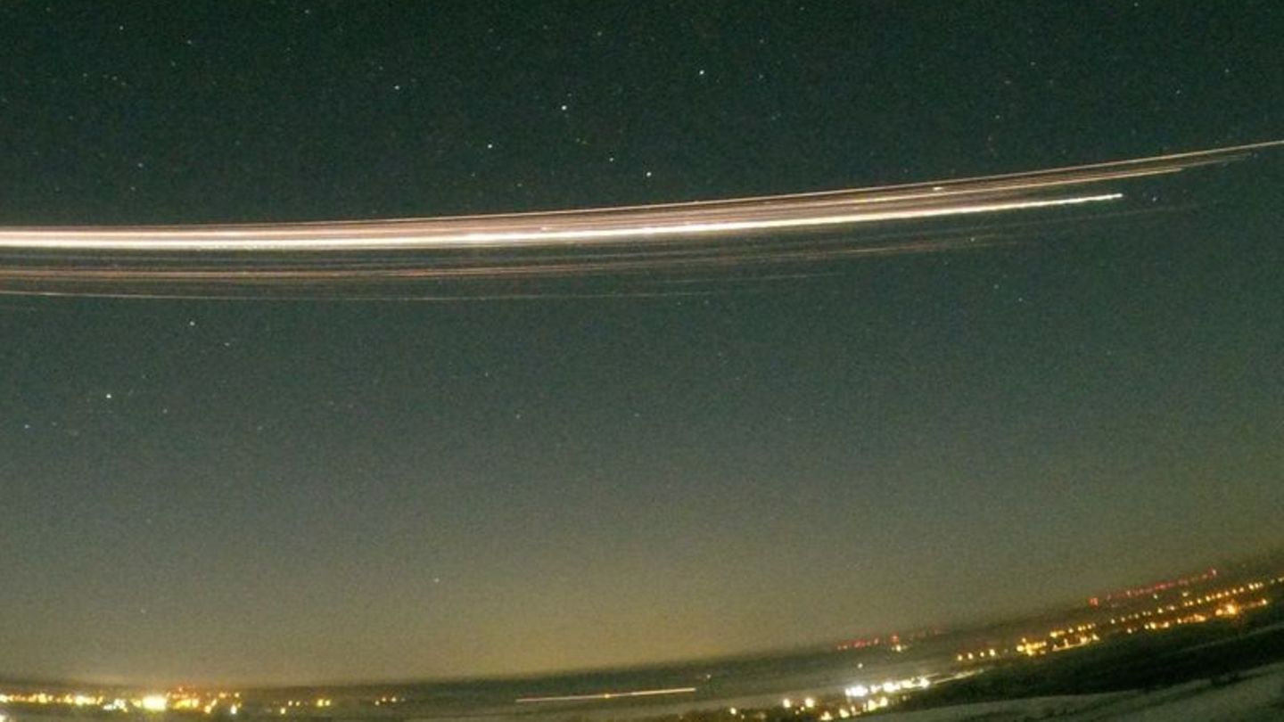 Ein Teil der Rakete Falcon 9 tritt am 19. Februar 2025 in die Atmosphäre ein. Foto: Gerd Baumgarten/Nature/dpa