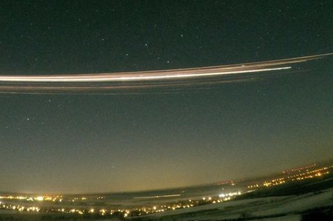 Ein Teil der Rakete Falcon 9 tritt am 19. Februar 2025 in die Atmosphäre ein. Foto: Gerd Baumgarten/Nature/dpa