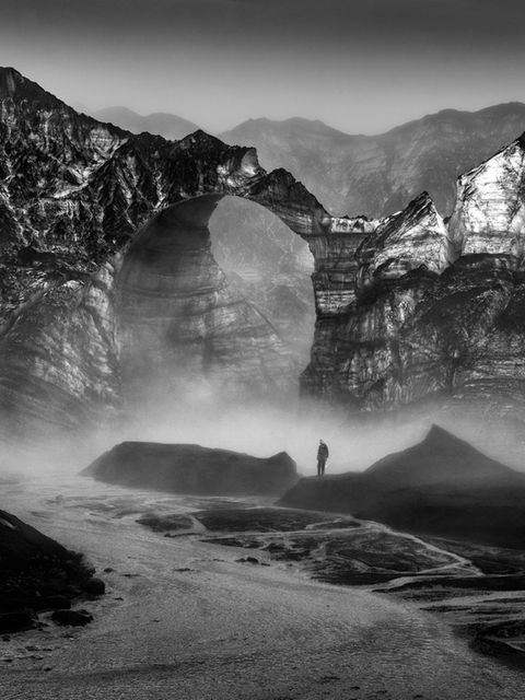 Am Kötlujökull-Gletscher im Süden Islands ist ein gigantischer Torbogen ausgeschmolzen: Schwarzer Lavastaub überzieht das Eis – und nimmt Wärme auf, die das Sterben des Riesens weiter beschleunigt.