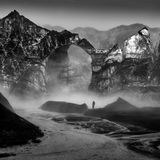 Am Kötlujökull-Gletscher im Süden Islands ist ein gigantischer Torbogen ausgeschmolzen: Schwarzer Lavastaub überzieht das Eis – und nimmt Wärme auf, die das Sterben des Riesens weiter beschleunigt.