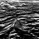 Wie in einem Linolschnitt scheint die Vulkanlandschaft Islands sich scharf in Schwarz oder Weiß zu trennen: Lavageröll und Schneefelder liegen hier dicht and dicht beieinander.