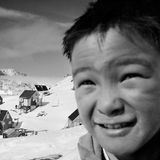 Rund 160 Menschen leben im Dorf Sermiligaaq an der Ostküste Grönlands. Die Siedlung gilt als lokales Zentrum: Es gibt eine Krankenstation, eine Schule für 30 Kinder, sogar einen Fußballverein. Im Winter jedoch ist die Jugend hier weit von der restlichen Welt entfernt: Nur von Juli bis Dezember können Schiffe den Hafen erreichen.