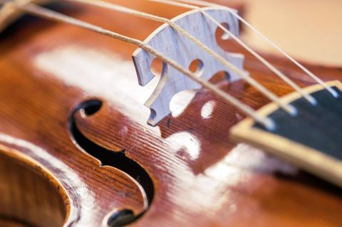 Mehr Platz für Musik: Lufthansa erlaubt ab März Musikinstrumente mit einem Summenmaß von maximal 125 Zentimetern in der Kabine.