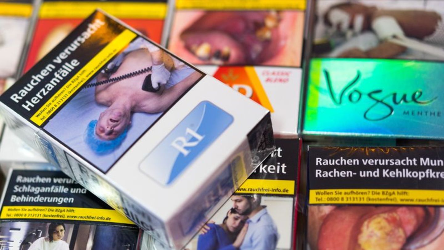 Vor zehn Jahren beschloss der Bundestag: Auf allen Zigarettenschachteln müssen Warnbilder und -hinweise abgedruckt werden. (Symb