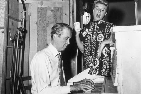 Doris Day singt neben dem Set des Films "Der Mann, der zu viel wusste"