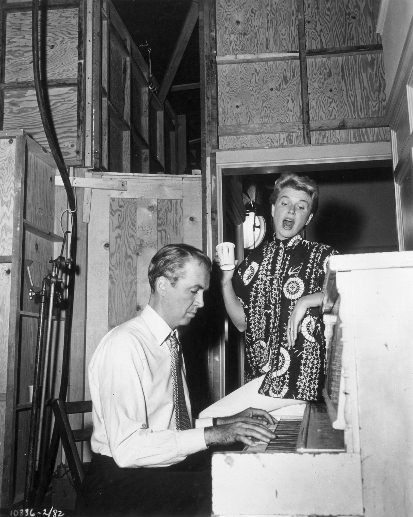 Doris Day singt neben dem Set des Films "Der Mann, der zu viel wusste"