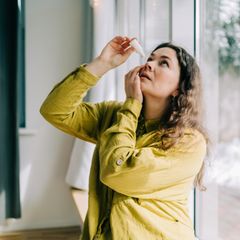 Person benutzt Augentropfen