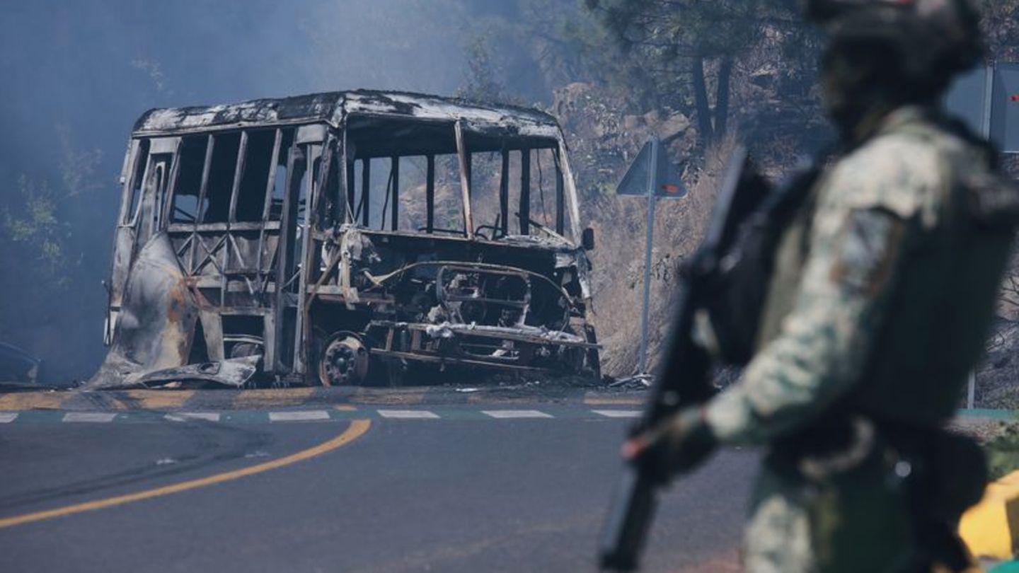 Unruhen, Straßensperren und Brandstiftungen in Mexiko: Das Auswärtige Amt ruft Urlauber zur Vorsicht auf. Foto: Armando Solis/AP