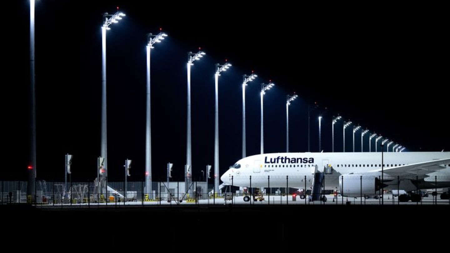 Rund 500 Passagiere saßen am Münchner Flughafen wegen Schnee nachts in Flugzeugen fest. Foto: Sven Hoppe/dpa/dpa-tmn
