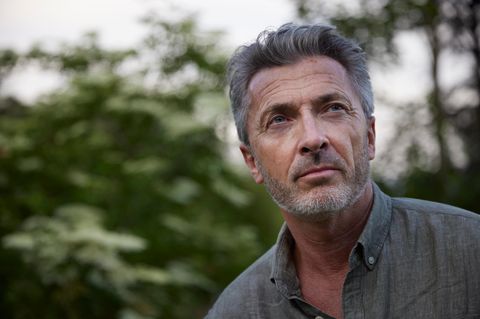 Eine Person guckt fragend